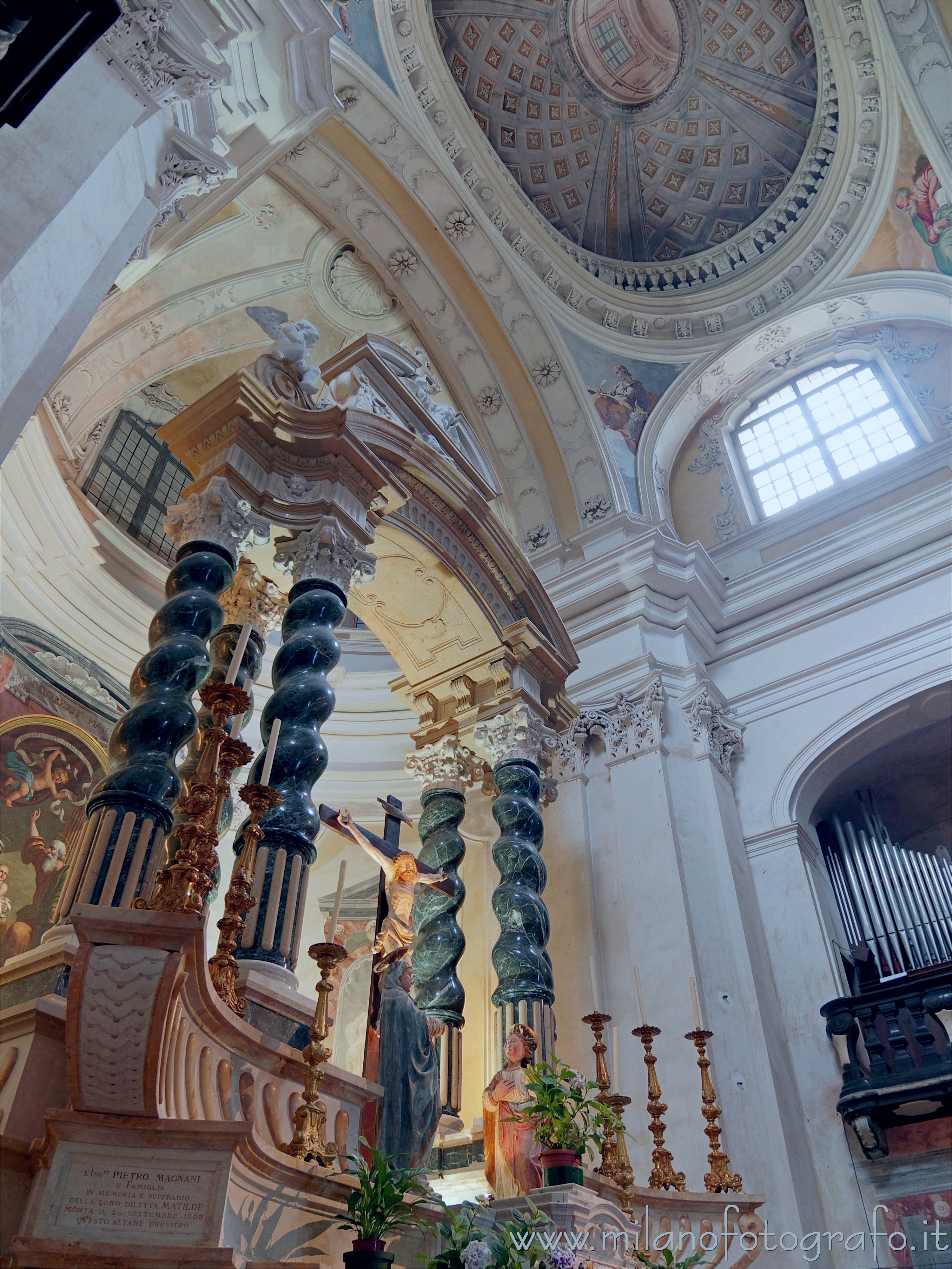 Campiglia Cervo (Biella) - Altare e presbiterio del Santuario di San Giovanni di Andorno